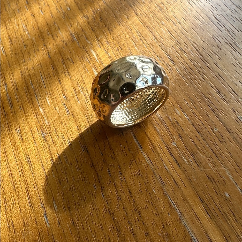 Elegant Gold-Toned Hammered metal Ring. Size 5.
